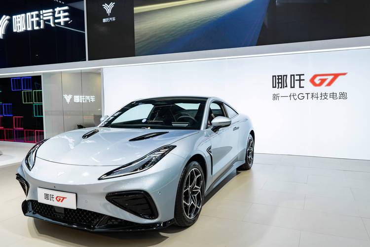 重庆136哪吒汽车在智能汽车领域的表现，领途汽车在新能源汽车市场中的影响力